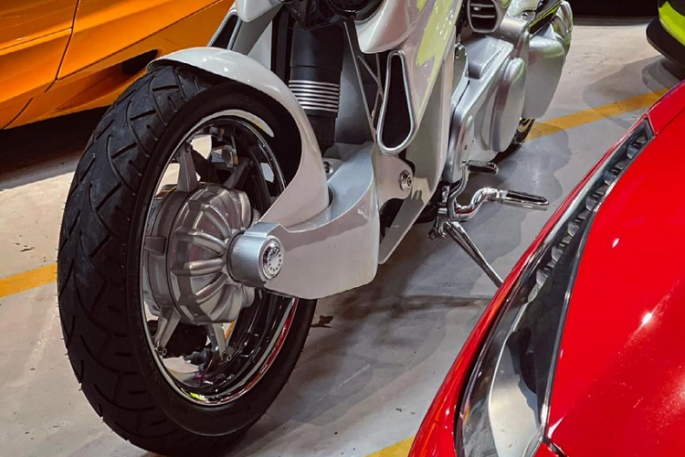 V-Rex Travertson được phân phối với số lượng hạn chế và sản xuất hoàn toàn thủ công tại bang Florida, Mỹ qua bàn tay của Tim Cameron cùng Christian Travert. Điểm thú vị của V-Rex Travertson chính là việc các sản phẩm ra đời ít khi trùng lặp nhau.