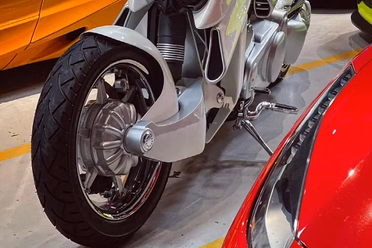 V-Rex Travertson được phân phối với số lượng hạn chế và sản xuất hoàn toàn thủ công tại bang Florida, Mỹ qua bàn tay của Tim Cameron cùng Christian Travert. Điểm thú vị của V-Rex Travertson chính là việc các sản phẩm ra đời ít khi trùng lặp nhau.