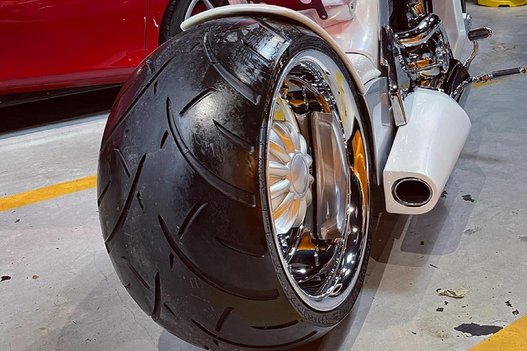 Bộ mâm sau trên chiếc xe V-Rex Travertson là nhôm nguyên khối với đường kính 18 inch và lốp của Metzeler Marathon có kích thước 300 mm.