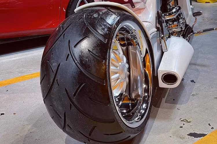 Bộ mâm sau trên chiếc xe V-Rex Travertson là nhôm nguyên khối với đường kính 18 inch và lốp của Metzeler Marathon có kích thước 300 mm.