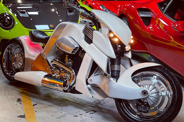 Lần đầu tiên được trình làng vào năm 2010 với cảm hứng lấy từ đàn khủng long bạo chúa trong siêu phẩm King Kong, V-Rex Travertson gây ấn tượng mạnh nhất chính là bộ gắp trước của xe mang hình dáng đôi tay của những chú King Kong.