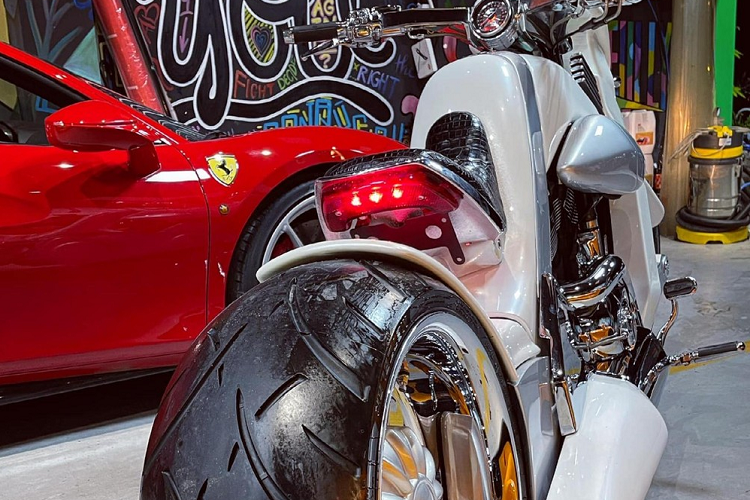 Đèn pha trên V-Rex Travertson cũng rất cá tính và ăn nhập ngoại hình hầm hố của xe. Bên cạnh màu sơn, các chi tiết khác của V-Rex Travertson được mạ crôm bóng loáng và phần yên ngồi là da cá sấu.