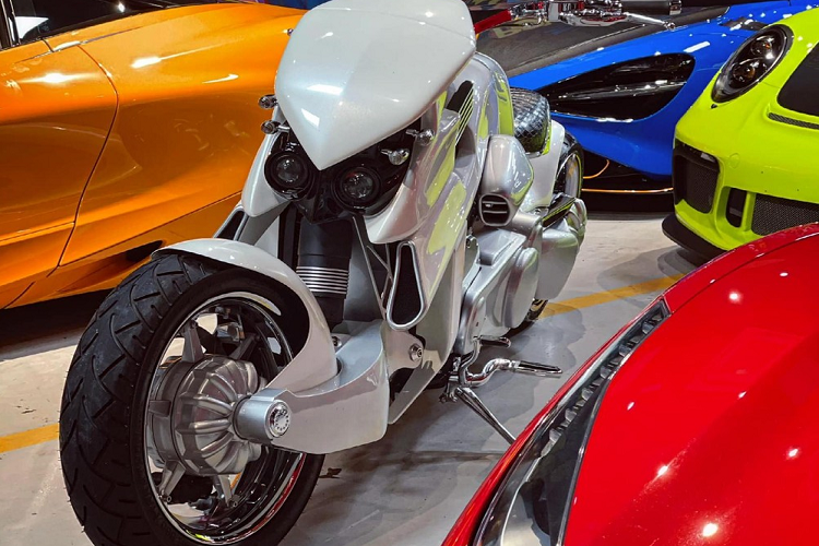 Trong khi đó, chiếc xe "khủng long" V-Rex Travertson của người nhập khẩu siêu xe ở Sài thành lại có bộ áo trắng. Hiện chưa rõ đây là một chiếc xe V-Rex Travertson mới toanh được nhập từ nước ngoài về nước hay là mẫu V-Rex Travertson đã có mặt trong nước và được sơn lại dàn áo xe thành trắng.