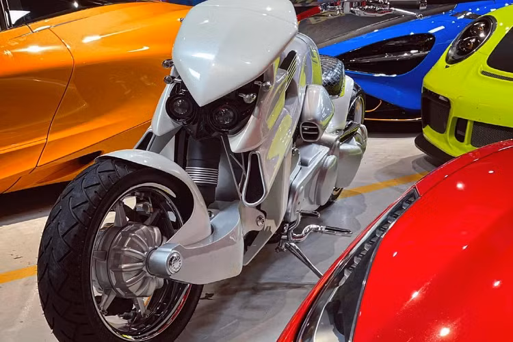 Trong khi đó, chiếc xe "khủng long" V-Rex Travertson của người nhập khẩu siêu xe ở Sài thành lại có bộ áo trắng. Hiện chưa rõ đây là một chiếc xe V-Rex Travertson mới toanh được nhập từ nước ngoài về nước hay là mẫu V-Rex Travertson đã có mặt trong nước và được sơn lại dàn áo xe thành trắng.