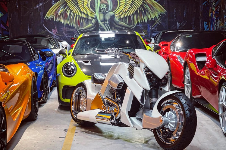 Trong số những chiếc môtô độc lạ và đắt tiền tại Việt Nam có thể kể đến khủng long V-Rex Travertson chỉ có số lượng đếm trên đầu ngón tay tại Việt Nam. Cũng chính vì thế mà ngay khi 1 người chuyên mua bán siêu xe ở Sài thành khoe hình ảnh mới sở hữu chiếc xe V-Rex Travertson siêu hiếm ở trong nước đã nhận được không ít sự quan tâm.