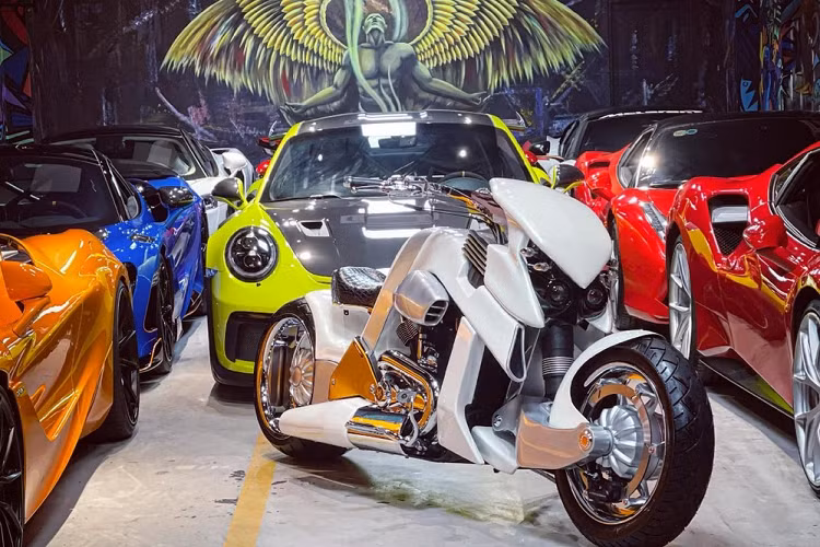 Trong số những chiếc môtô độc lạ và đắt tiền tại Việt Nam có thể kể đến khủng long V-Rex Travertson chỉ có số lượng đếm trên đầu ngón tay tại Việt Nam. Cũng chính vì thế mà ngay khi 1 người chuyên mua bán siêu xe ở Sài thành khoe hình ảnh mới sở hữu chiếc xe V-Rex Travertson siêu hiếm ở trong nước đã nhận được không ít sự quan tâm.