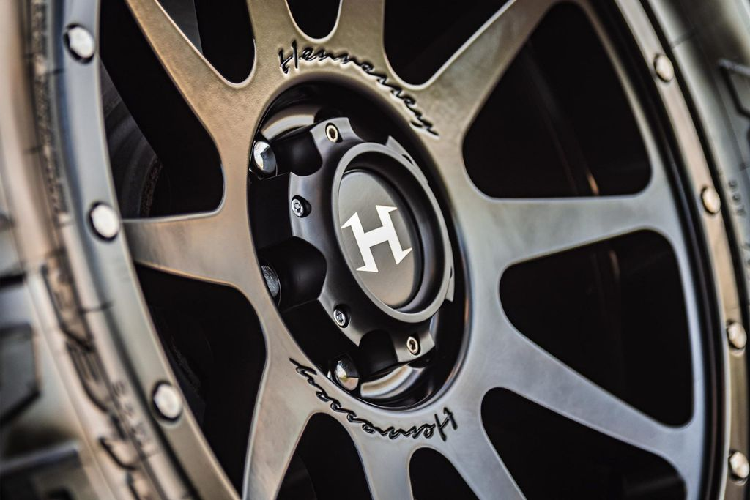 Với phiên bản thể thao, chiếc bán tải được trang bị hệ thống treo với chiều cao được hạ thấp và bộ vành 22 inch. Trong khi đó, phiên bản địa hình được cung cấp nhiều tùy chọn hấp dẫn hơn như: hệ thống treo của Fox, đèn trợ sáng, mâm và lốp,…