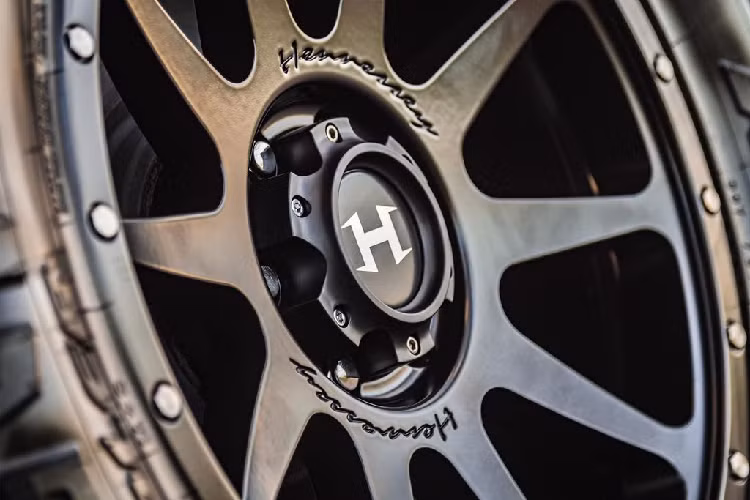 Với phiên bản thể thao, chiếc bán tải được trang bị hệ thống treo với chiều cao được hạ thấp và bộ vành 22 inch. Trong khi đó, phiên bản địa hình được cung cấp nhiều tùy chọn hấp dẫn hơn như: hệ thống treo của Fox, đèn trợ sáng, mâm và lốp,…