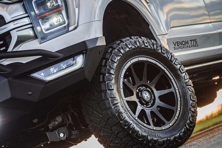 Hennessey đã thiết kế riêng bộ cản trước và sau theo phong cách mới bằng chất liệu hợp kim nhôm. Ford F-150 Hennessey Venom 775 sở hữu bộ mâm 20 inch 10 chấu thửa riêng của Hennessey, kết hợp cùng lốp địa hình 35 inch đến từ thương hiệu Toyo. Khoảng sáng gầm xe cũng tăng thêm 150 mm.
