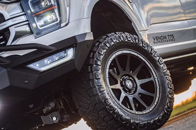 Hennessey đã thiết kế riêng bộ cản trước và sau theo phong cách mới bằng chất liệu hợp kim nhôm. Ford F-150 Hennessey Venom 775 sở hữu bộ mâm 20 inch 10 chấu thửa riêng của Hennessey, kết hợp cùng lốp địa hình 35 inch đến từ thương hiệu Toyo. Khoảng sáng gầm xe cũng tăng thêm 150 mm.