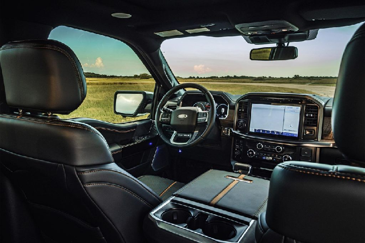 Điểm nâng cấp đáng chú ý nhất của Ford F-150 Hennessey Venom 775 nằm ở dưới nắp ca pô. Cụ thể, động cơ V8 hút khí tự nhiên dung tích 5.0L, công suất 406 mã lực và mô-men xoắn 556 Nm của F-150 đã được bổ sung thêm bộ siêu nạp kép dung tích 3.0L.