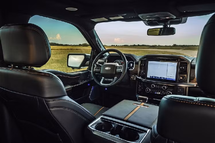 Điểm nâng cấp đáng chú ý nhất của Ford F-150 Hennessey Venom 775 nằm ở dưới nắp ca pô. Cụ thể, động cơ V8 hút khí tự nhiên dung tích 5.0L, công suất 406 mã lực và mô-men xoắn 556 Nm của F-150 đã được bổ sung thêm bộ siêu nạp kép dung tích 3.0L.