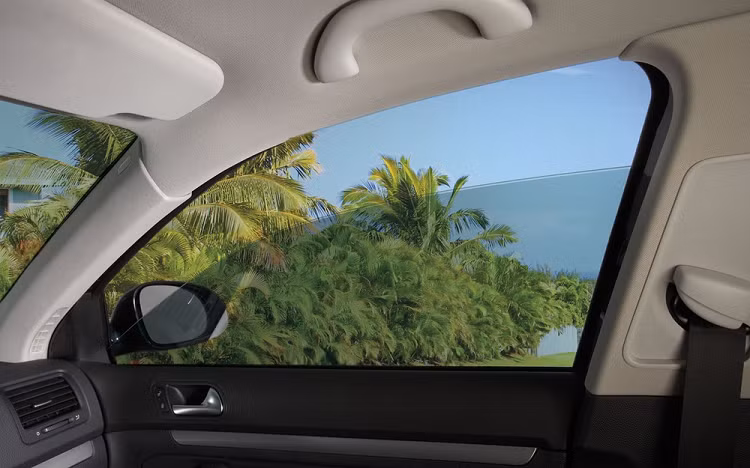 Co nen dan phim cach nhiet cho oto mua nang nong?