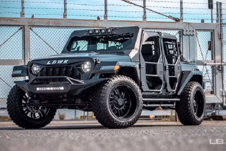 Liberty Walk vừa giới thiệu bodykit LB-Works Fairline dành cho Jeep Wrangler phiên bản Sahara và Rubicon, khiến chiếc SUV trở nên hầm hố giống như một chiếc xe trong bộ phim Mad Max vậy.