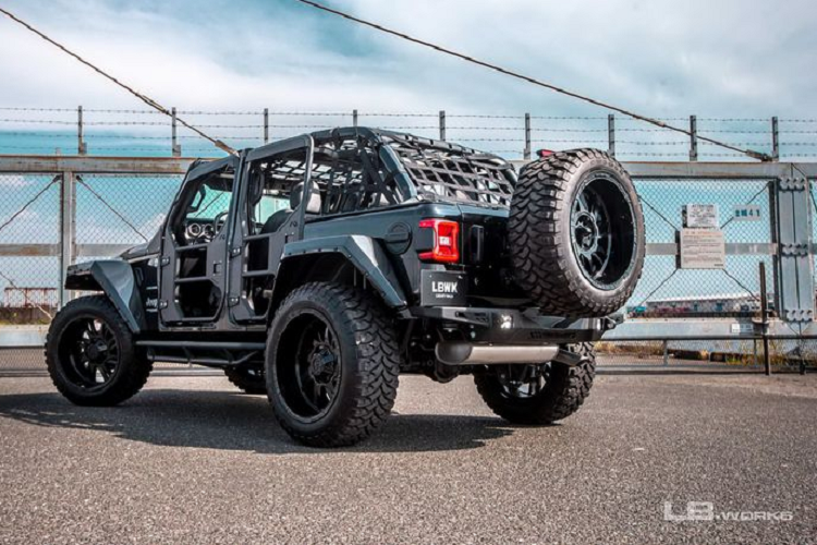 Khách hàng có thể đặt mua riêng lẻ các bộ phận làm bằng FRP, lưới tản nhiệt và vòm bánh xe sẽ có giá lần lượt là 18,3 triệu đồng và 65,6 triệu đồng (giá dành cho thị trường trong nước).