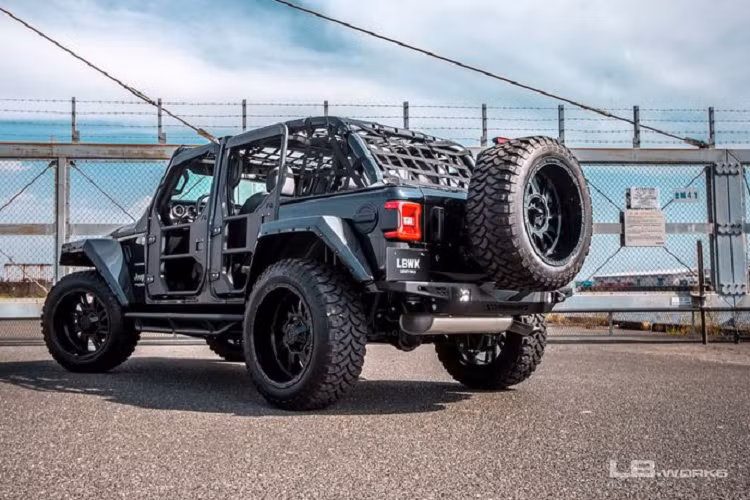 Khách hàng có thể đặt mua riêng lẻ các bộ phận làm bằng FRP, lưới tản nhiệt và vòm bánh xe sẽ có giá lần lượt là 18,3 triệu đồng và 65,6 triệu đồng (giá dành cho thị trường trong nước).