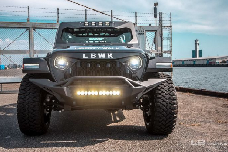 Theo Liberty Walk giá độ xe Jeep Wrangler bao gồm lưới tản nhiệt sửa đổi và các vòm bánh xe loe rộng với đinh tán đặc trưng có giá 403.400 yên (khoảng 84 triệu đồng) ở thị trường Nhật Bản và giá gần 93 triệu đồng ở thị trường nước ngoài.