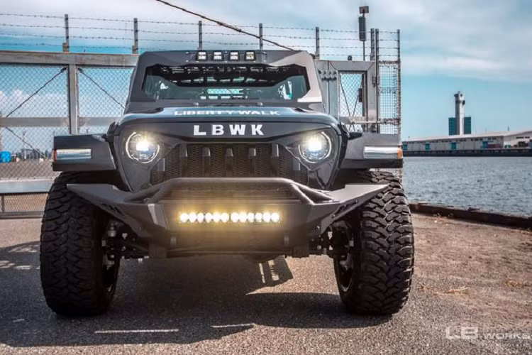 Theo Liberty Walk giá độ xe Jeep Wrangler bao gồm lưới tản nhiệt sửa đổi và các vòm bánh xe loe rộng với đinh tán đặc trưng có giá 403.400 yên (khoảng 84 triệu đồng) ở thị trường Nhật Bản và giá gần 93 triệu đồng ở thị trường nước ngoài.