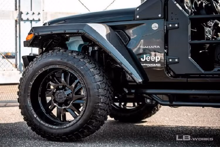 Cabin của Jeep Wrangler được bao phủ bởi một tấm lưới kiểu quân đội trên nóc, bắt đầu từ kính chắn gió trước cho tới cửa sau.