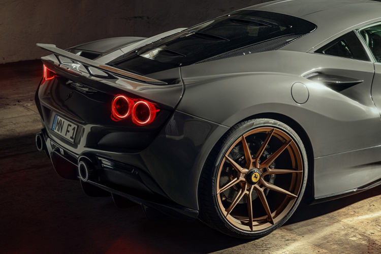 Về ngoại hình, khách hàng có thể tùy chỉnh diện mạo chiếc Ferrari trở nên nổi bật hơn với bộ chia trước bằng sợi carbon và các điểm nhấn bằng carbon trên nắp capo và khe hút gió.