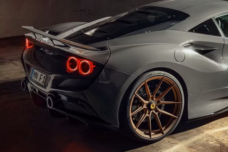 Về ngoại hình, khách hàng có thể tùy chỉnh diện mạo chiếc Ferrari trở nên nổi bật hơn với bộ chia trước bằng sợi carbon và các điểm nhấn bằng carbon trên nắp capo và khe hút gió.