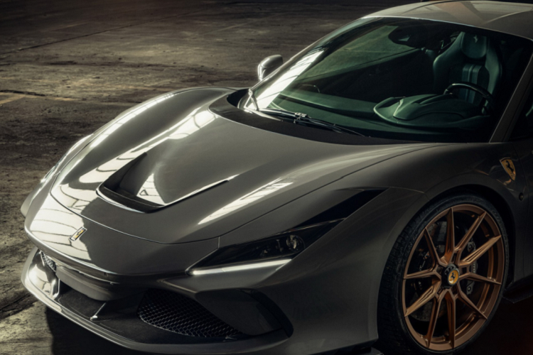 Khách hàng cũng có thể tùy chọn thêm bộ chia gió sau xe với thiết kế độc đáo. Mâm xe định tâm được nâng cấp thành loại do Vossen sản xuất với kích thước 21 inch phía trước và 22 inch phía sau.