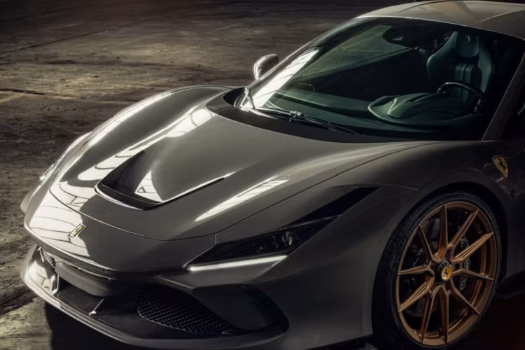 Khách hàng cũng có thể tùy chọn thêm bộ chia gió sau xe với thiết kế độc đáo. Mâm xe định tâm được nâng cấp thành loại do Vossen sản xuất với kích thước 21 inch phía trước và 22 inch phía sau.