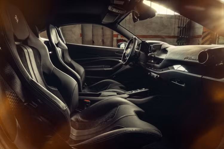 Ngoài ra, Novitec cũng trang bị nẹp hông thể thao hơn cũng như cánh gió sau cỡ lớn giúp tăng lực ép xuống mặt đường một cách đáng kể.