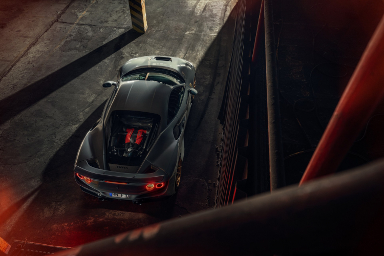 Hệ thống treo thể thao hơn cho phép hạ thấp gầm Ferrari F8 Tributo mới xuống 35mm hoạt động cùng với hệ thống nâng đầu xe khi leo dốc.