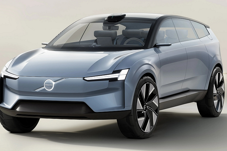 Giám đốc điều hành Hakan Samuelsson chia sẻ với Automotive News Europe, tên gọi bằng chữ và số lâu đời của Volvo sẽ chấm dứt và thay thế bằng cách gọi bằng một nguyên âm. Cũng theo ấn phẩm Drive của Úc, hãng xe Thụy Điển cũng vừa đăng ký bảo hộ nhãn hiệu quốc tế cho tên gọi Embla vào tháng 10 vừa qua. Đây cũng là nhãn hiệu đầu tiên của Volvo bắt đầu bằng một nguyên âm. Và cũng có nhiều tin đồn Embla sẽ được sử dụng để thay thế tên gọi phiên bản Volvo XC90 chạy điện hoàn toàn.