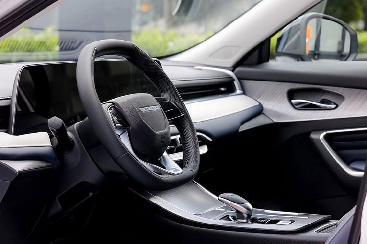 Bên sườn, mẫu SUV Trung Quốc này có thiết kế khá đơn giản với 2 đường gân kéo dài từ trước ra sau. Thêm vào đó là nẹp mạ crôm ôm lấy nóc xe, nối với nẹp nằm hai bên kính sau ở cột D, và bộ vành đa chấu màu đen.