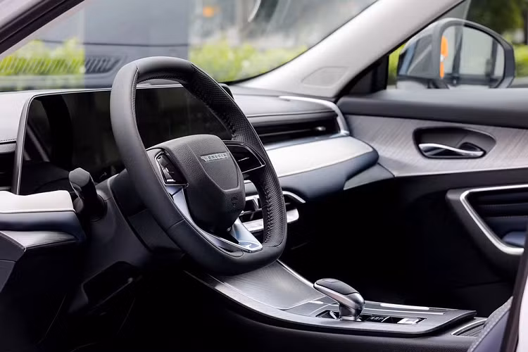 Bên sườn, mẫu SUV Trung Quốc này có thiết kế khá đơn giản với 2 đường gân kéo dài từ trước ra sau. Thêm vào đó là nẹp mạ crôm ôm lấy nóc xe, nối với nẹp nằm hai bên kính sau ở cột D, và bộ vành đa chấu màu đen.