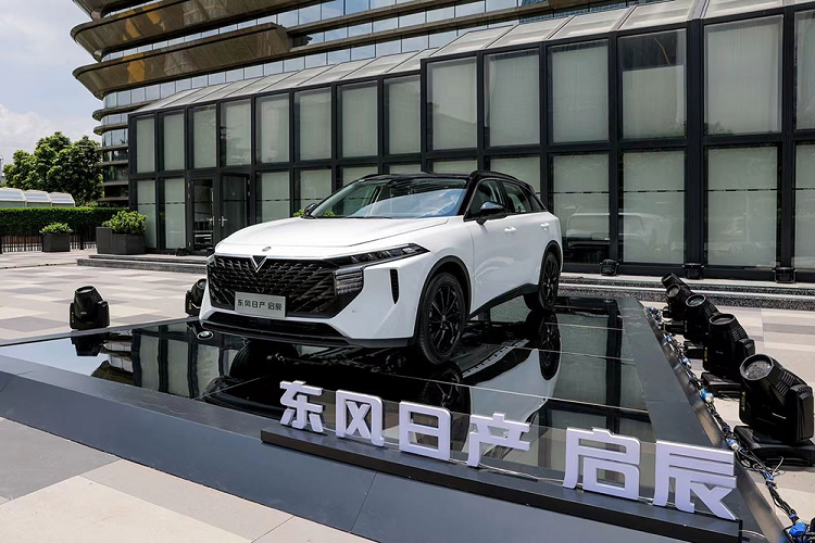 Vào hôm 20/8/2021 vừa qua, Venucia - thương hiệu con được thành lập vào năm 2010 của liên doanh Dongfeng Nissan - đã tung ra mẫu SUV mới mang tên Grande V tại thị trường Trung Quốc. Tên tiếng Anh của mẫu SUV Trung Quốc này là Venucia V-Online 2022 mới.