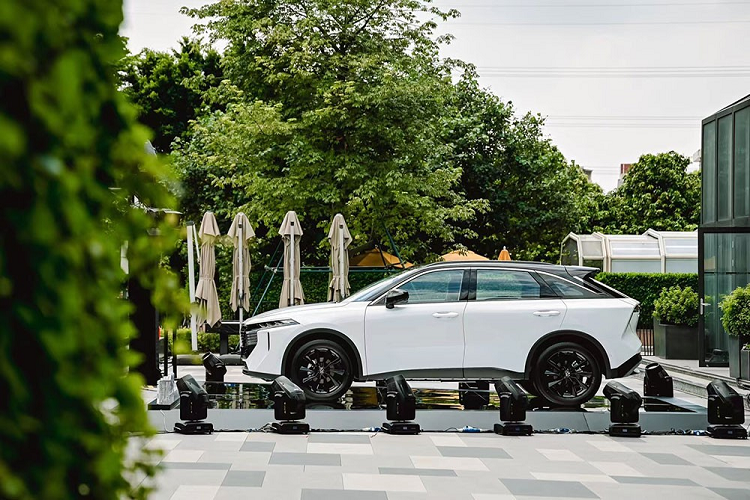 Động cơ kết hợp với hộp số tự động ly hợp kép DCT, cho phép xe tăng tốc từ 0-100 km/h trong 8,8 giây và tiêu thụ lượng xăng trung bình chỉ 6,6 lít/100 km. Dự kiến, Venucia V-Online sẽ chính thức trình làng trong triển lãm Ô tô Thành Đô 2021 diễn ra tại Trung Quốc vào cuối tháng này.