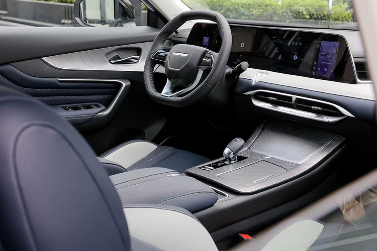 Nối liền với lưới tản nhiệt là cụm đèn pha Matrix LED có thiết kế vừa dài vừa hẹp, vuốt ngược lên trên. Tiếp đến dải đèn LED định vị ban ngày kéo dài xuống dưới, ôm lấy hai bên lưới tản nhiệt. Thiết kế này của dải đèn LED định vị ban ngày và lưới tản nhiệt khiến đầu xe của Venucia V-Online trông như rộng hơn, bề thế hơn.