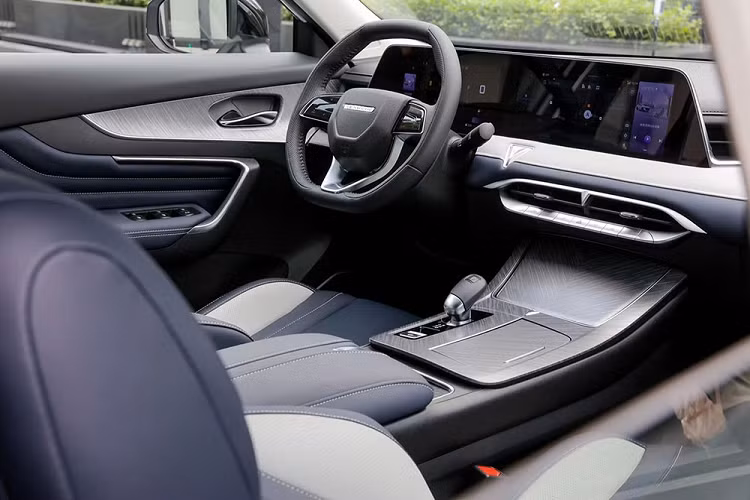 Nối liền với lưới tản nhiệt là cụm đèn pha Matrix LED có thiết kế vừa dài vừa hẹp, vuốt ngược lên trên. Tiếp đến dải đèn LED định vị ban ngày kéo dài xuống dưới, ôm lấy hai bên lưới tản nhiệt. Thiết kế này của dải đèn LED định vị ban ngày và lưới tản nhiệt khiến đầu xe của Venucia V-Online trông như rộng hơn, bề thế hơn.