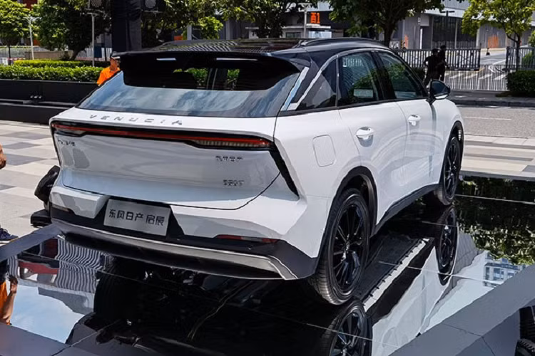 Bên cạnh đó là vô lăng 3 chấu mới, cụm điều khiển trung tâm tối giản và nút bấm khởi động máy hình chữ "V". Nằm bên dưới nắp ca-pô của Venucia V-Online là khối động cơ xăng 4 xi-lanh, tăng áp, dung tích 1.5L với công suất tối đa 195 mã lực.