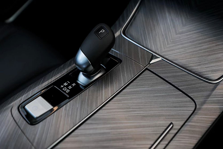 Đằng sau Venucia V-Online xuất hiện cụm đèn hậu LED thanh mảnh và vắt ngang đuôi xe. Theo hãng Venucia, đèn hậu của xe có chiều dài tổng cộng 1,6 m, mang đến vẻ mạnh mẽ và ấn tượng. Đó là chưa kể đến cánh gió mui tích hợp đèn phanh trên cao hình chữ "V" như logo của xe.