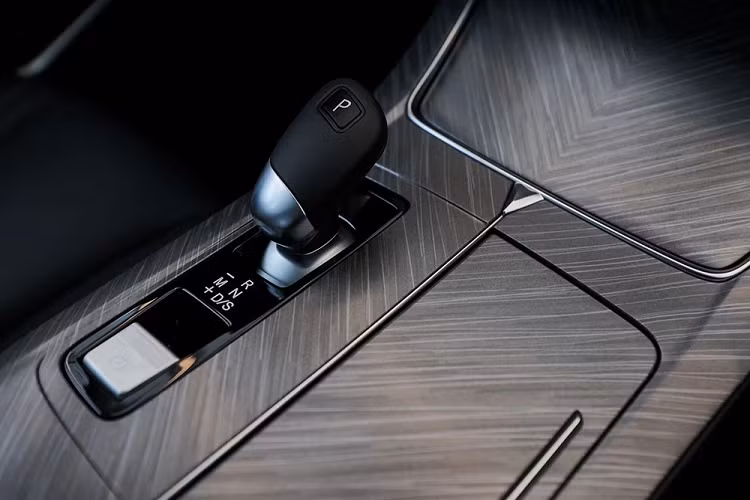 Đằng sau Venucia V-Online xuất hiện cụm đèn hậu LED thanh mảnh và vắt ngang đuôi xe. Theo hãng Venucia, đèn hậu của xe có chiều dài tổng cộng 1,6 m, mang đến vẻ mạnh mẽ và ấn tượng. Đó là chưa kể đến cánh gió mui tích hợp đèn phanh trên cao hình chữ "V" như logo của xe.