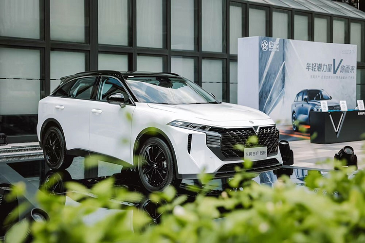 Chỉ cần nghe cái tên này, nhiều người cũng có thể đoán được việc mẫu xe SUV Venucia V-Online là mẫu xe nhắm đến giới trẻ đam mê công nghệ. Ngay cả thiết kế của mẫu xe này cũng khá trẻ trung và được áp dụng ngôn ngữ V-Galaxy thế hệ mới của thương hiệu Venucia.