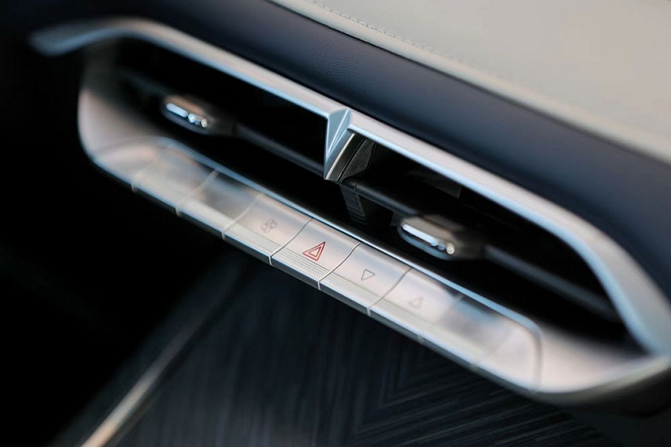 Chiều dài cơ sở kể trên mang đến nội thất khá rộng rãi cho mẫu xe mới của thương hiệu Venucia. Nội thất 5 chỗ của mẫu xe này được áp dụng phong cách thiết kế hoàn toàn mới và có những trang bị đáng chú ý như bảng đồng hồ kỹ thuật số cỡ lớn nằm cùng một khối với màn hình thông tin giải trí dạng cảm ứng, gợi liên tưởng đến xe sang Mercedes-Benz.