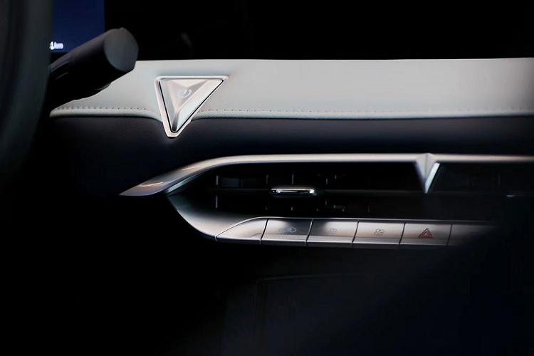 Được biết, Venucia V-Online sở hữu chiều dài 4.562 mm, chiều rộng 1.917 mm, chiều cao 1.625 mm và chiều dài cơ sở 2.700 mm. Với kích thước này, Venucia V-Online thuộc phân khúc SUV cỡ C, cạnh tranh với Honda CR-V và Hyundai Tucson. Ngoài ra, mẫu xe này còn có hệ số lực cản không khí 0,3 Cd.