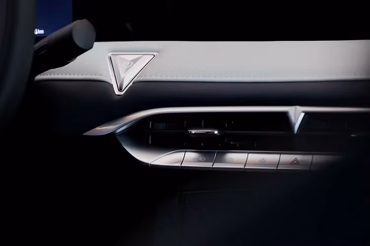 Được biết, Venucia V-Online sở hữu chiều dài 4.562 mm, chiều rộng 1.917 mm, chiều cao 1.625 mm và chiều dài cơ sở 2.700 mm. Với kích thước này, Venucia V-Online thuộc phân khúc SUV cỡ C, cạnh tranh với Honda CR-V và Hyundai Tucson. Ngoài ra, mẫu xe này còn có hệ số lực cản không khí 0,3 Cd.