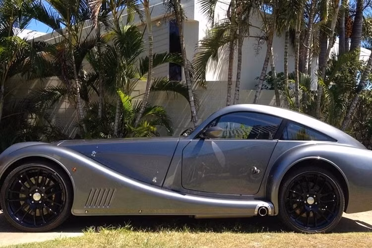 Trao đổi với phóng viên tạp chí Retromotive, triệu phú người Úc nói: "Nghe này, tôi là người không quá coi trọng bản thân. Tôi ở đây để tìm kiếm khoảng thời gian vui vẻ và tôi yêu chiếc xe của mình rất nhiều nên đã lên kế hoạch chôn cùng với nó. Đám tang của tôi dự tính sẽ tốn khoảng 75.000 AUD (1,28 tỷ đồng)".