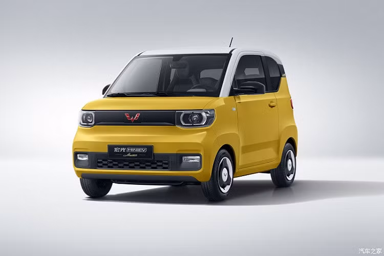  Wuling Hongguang Mini EV 2021 mới là mẫu ôtô điện cỡ nhỏ đã lần đầu tiên trình làng tại thị trường Trung Quốc vào giữa năm 2020. Tuy là tân binh của phân khúc ôtô điện tại Trung Quốc nhưng mẫu xe do thương hiệu con Wuling của liên doanh giữa tập đoàn General Motors (GM), công ty SAIC và Wuling Motors sản xuất đã nhanh chóng gặt hái thành công với doanh số 121.514 chiếc trong năm 2020.