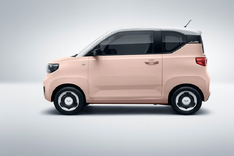 Con số tương ứng của cụm pin 13,8 kWh là 170 km. Thời gian sạc đầy pin 9,2 kWh là 6,5 tiếng và 9 tiếng đối với pin 13,8 kWh. Bên cạnh đó, xe còn có thể đạt vận tốc tối đa 120 km/h. Hiện hãng Wuling đã mở cọc dành cho thị trường Trung Quốc. Tuy nhiên, giá xe Hongguang Mini EV Macaron vẫn chưa được công bố. Trong khi đó, Wuling Hongguang Mini EV bản thường có giá dao động từ 29.800 - 38.800 Nhân dân tệ (khoảng 106 - 138 triệu đồng).