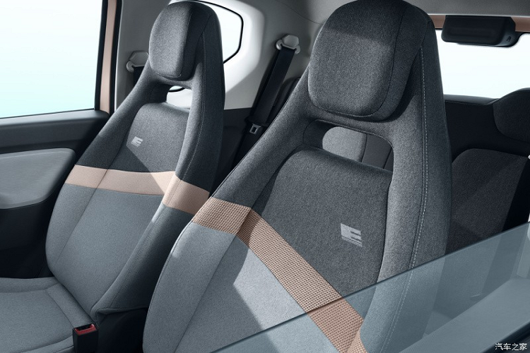 Về trang bị, Wuling Hongguang Mini EV Macaron có hệ thống radio, 2 loa, tính năng sạc thông minh, núm xoay chuyển số, màn hình LCD có màu trong bảng đồng hồ, cửa sổ chỉnh điện, ghế sưởi ấm, làm mát, điều hòa không khí và tính năng hỗ trợ lên dốc.