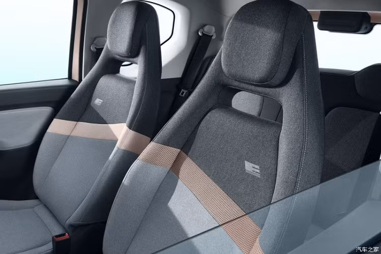 Về trang bị, Wuling Hongguang Mini EV Macaron có hệ thống radio, 2 loa, tính năng sạc thông minh, núm xoay chuyển số, màn hình LCD có màu trong bảng đồng hồ, cửa sổ chỉnh điện, ghế sưởi ấm, làm mát, điều hòa không khí và tính năng hỗ trợ lên dốc.