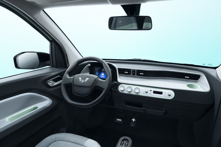 Bên trong Wuling Hongguang Mini EV Macaron cũng có nhiều chi tiết nội thất được sơn màu "tông xuyệt tông" với ngoại thất như ngăn đựng cốc trên mặt táp-lô, ngăn chứa đồ trên mặt cửa hay đường kẻ vắt chéo trên ghế.