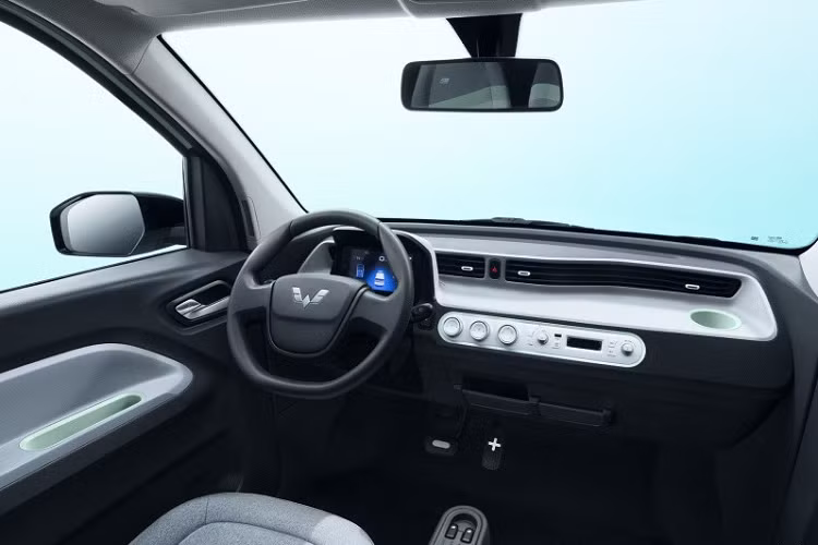 Bên trong Wuling Hongguang Mini EV Macaron cũng có nhiều chi tiết nội thất được sơn màu "tông xuyệt tông" với ngoại thất như ngăn đựng cốc trên mặt táp-lô, ngăn chứa đồ trên mặt cửa hay đường kẻ vắt chéo trên ghế.